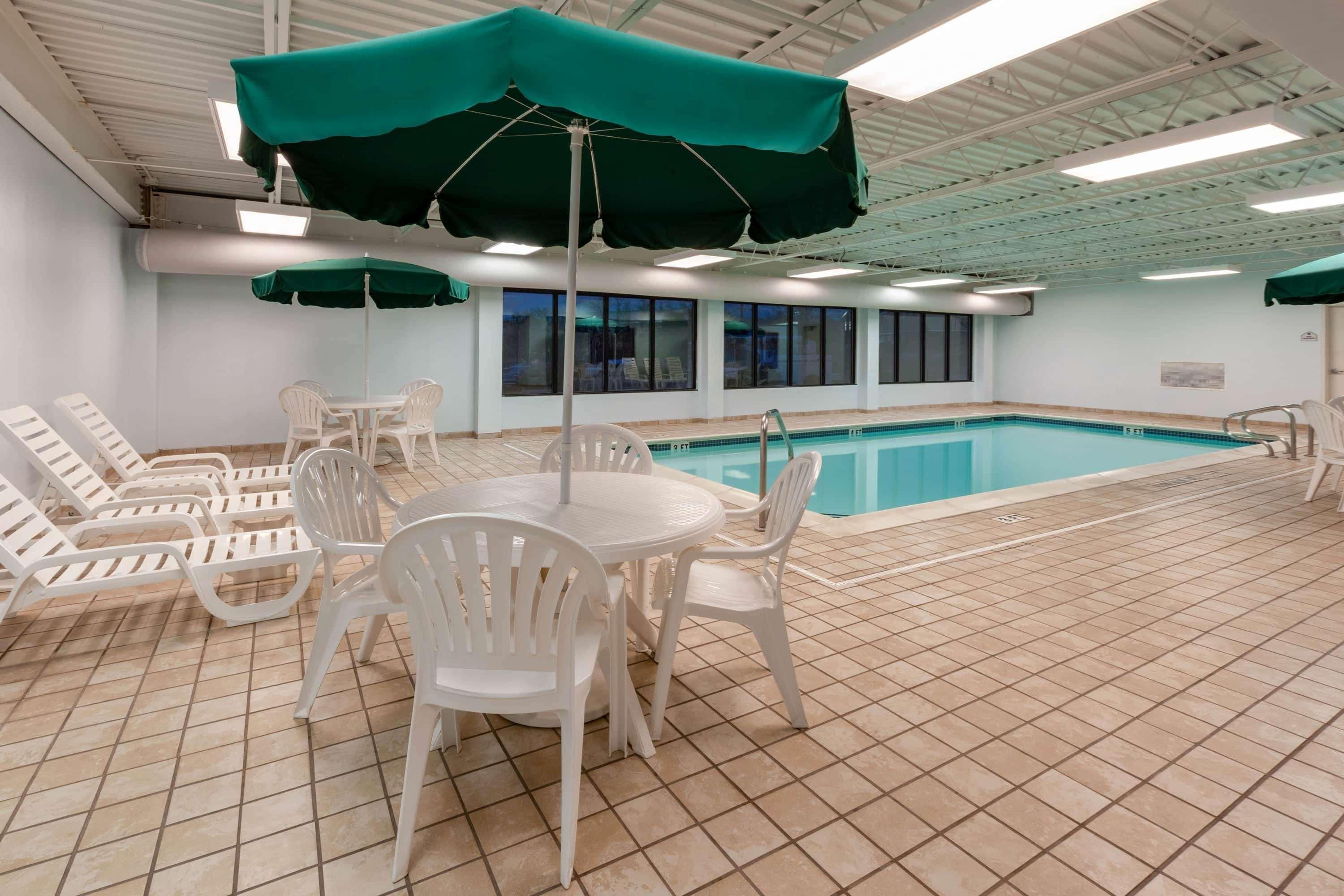 Wingate By Wyndham Erie Hotel Kearsarge Exterior photo